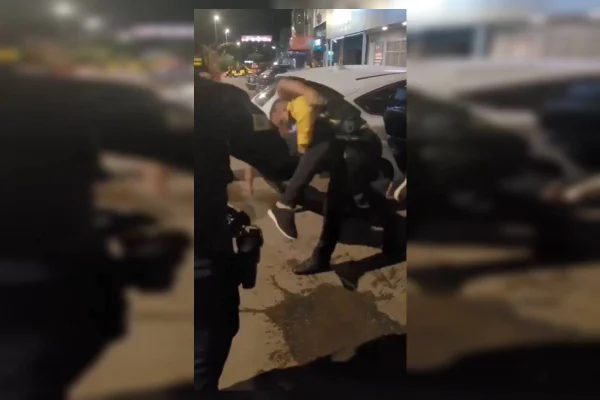 Homem leva golpe de agente de trânsito no DF