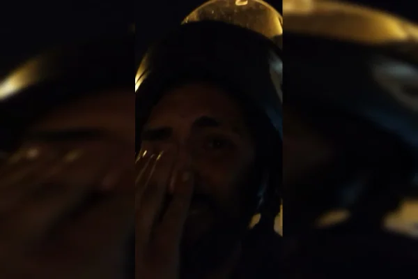 Print colorido de motoboy chorando