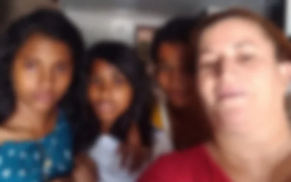 foto desfocada de três meninas negras e uma mulher adulta branca