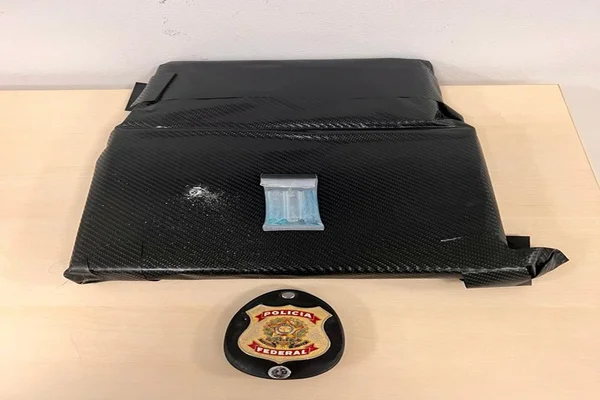 Mulher é presa no Aeroporto de Brasília com 3kg de cocaína em fundo falso de mala