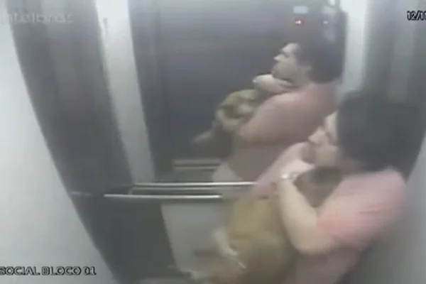 Homem carrega cachorro caramelo no colo - Metrópoles