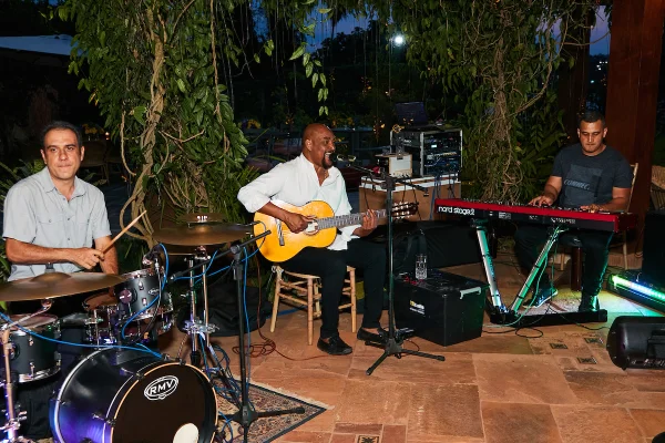 Sonia Ghisi celebra 82 anos em festa cativante com amigos e familiares - destaque galeria