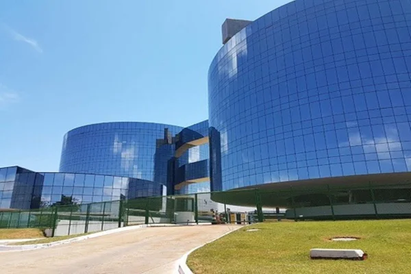 Foto colorida, edifício Ministério Publico da União - Metrópoles