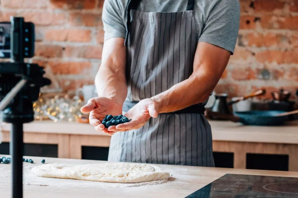 Foto colorida de um homem cozinhando - Metrópoles