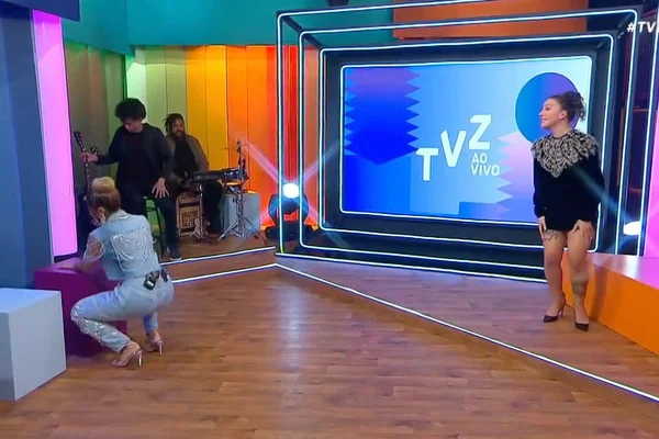 Lexa quase rasga calça e se desespera no TVZ, programa do Multishow