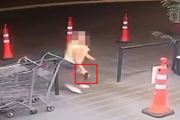 Treta em banheiro: mulher pega arma do marido, CAC, e ameaça donos de bar