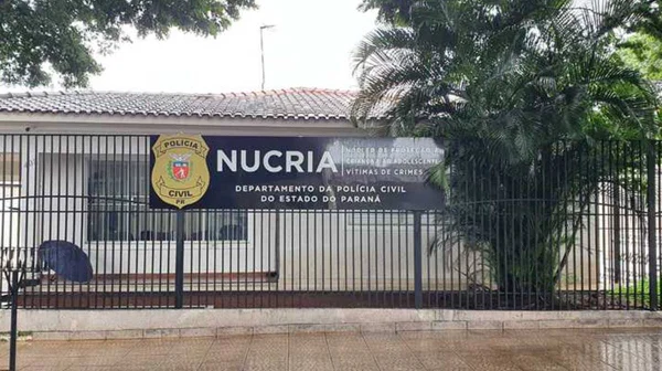 foto da fachada de uma delegacia no Paraná