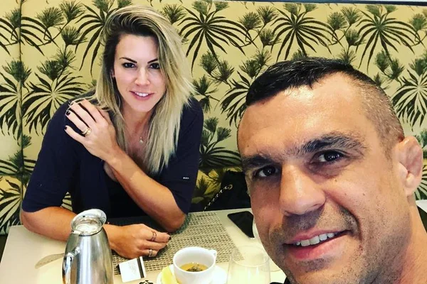 Vitor Belfort posta foto rara ao lado de Joana Prado e dos 3 filhos