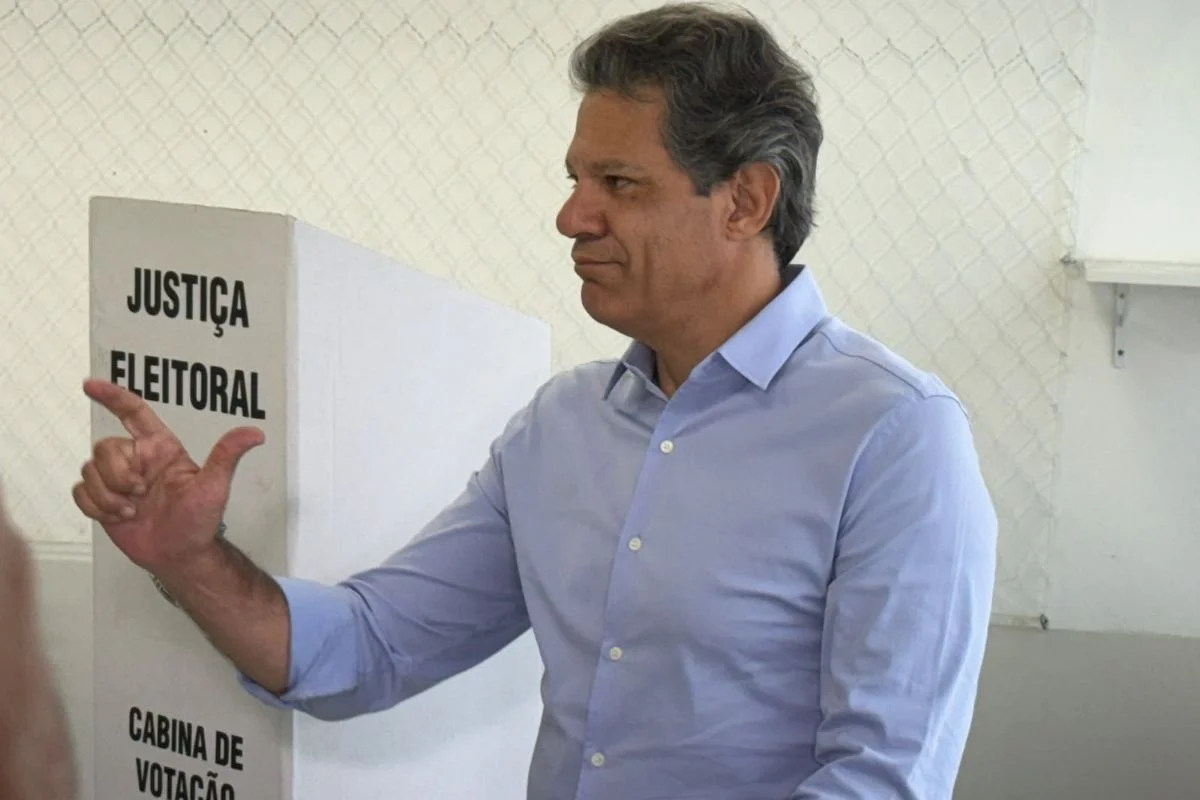 O candidato ao governo de São Paulo, Fernando Haddad (PT), posa para fotos fazendo "L" O candidato ao governo de São Paulo, Fernando Haddad (PT), posa para fotos fazendo "L"