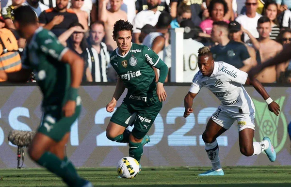 Veiga perde pênalti, mas Palmeiras vence Santos e lidera o Brasileirão