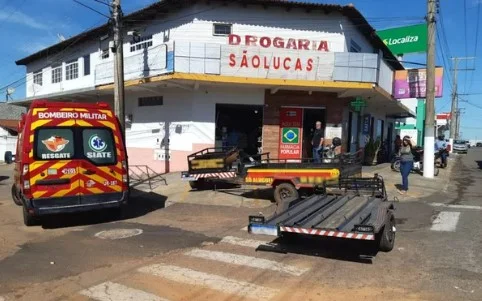 Carretinha invade farmácia em Morrinhos, Goiás