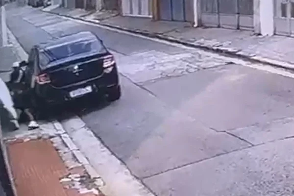 Câmeras de segurança registraram o momento em que criminosos levantam o portão e invadem uma casa no Tatuapé. Ao todo 5 foram presos - Metrópoles