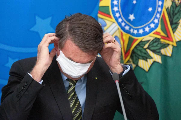 Presidente Bolsonaro durante pandemia uso de máscara