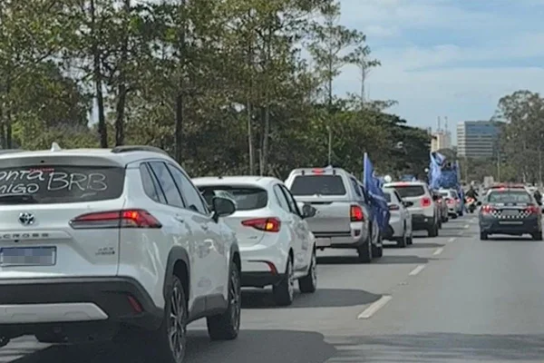 Bancários fazem carreata em defesa do Banco de Brasília