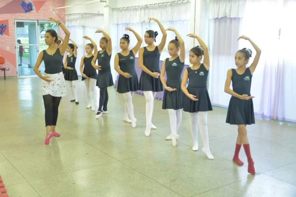 imagem colorida crianças ballet aparecida