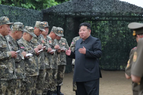 Kim Jong-un supervisiona treino de artilharia como uma guerra real