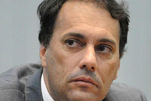Foto de Atila Jacomussi, sem barba, cabelo preto e um olhar sério. Ele veste terno cinza- Metrópoles
