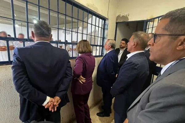 Imagem colorida de aliados de Bolsonaro visitando a Papuda - Metrópoles