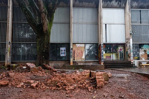 Diretor da FAU-UnB derruba praça e é ameaçado de morte