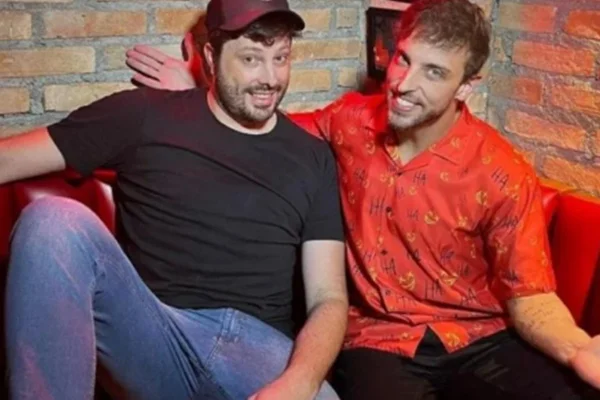Foto colorida de Danilo Gentili e Leo Lins