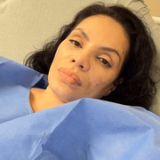 NinaUnrated posa séria durante atendimento médico