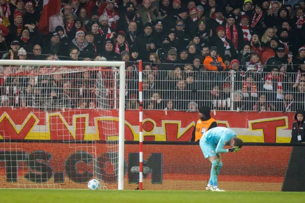 Patrick Drewes do VfL Bochum bota as mãos no rosto após ser atingido por objeto em campo em jogo contra o 1. FC Union Berlin