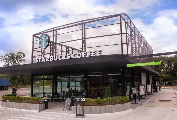 Fachada do drive-thru da Starbucks da Via Dutra
