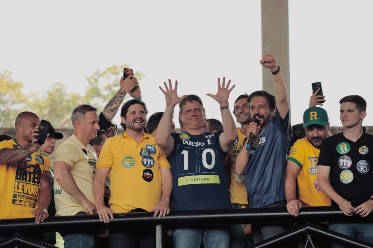 Flávio Bolsonaro diz que ouvirá Tarcísio e aliados sobre indicação para STF - imagem 4 Flávio Bolsonaro diz que ouvirá Tarcísio e aliados sobre indicação para STF - imagem 4