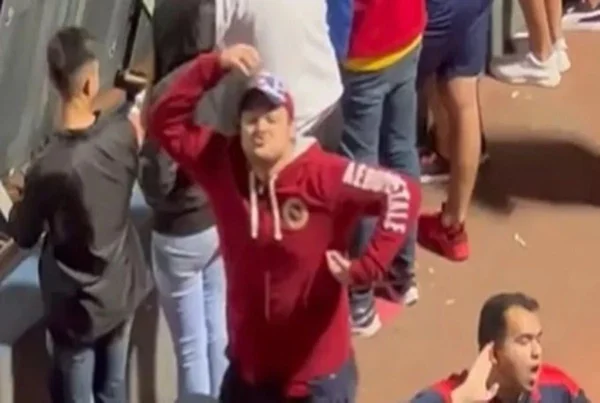 Torcedor do Cerro imita macaco para torcida do Palmeiras no Paraguai