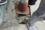 Cone sinaliza buraco na calçada recém-reformada na Rua Flor do Piauí Cone sinaliza buraco na calçada recém-reformada na Rua Flor do Piauí
