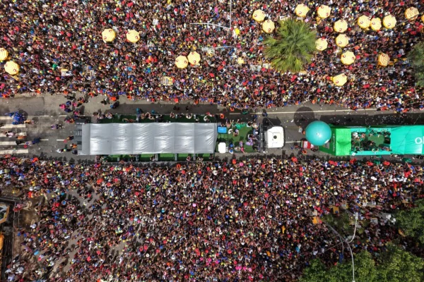 Léo Santana leva “mar de gente” para bloco no Ibirapuera. Veja imagens