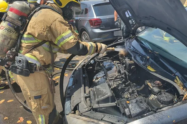Carro pega fogo na Torre de TV e motorista pede ajuda para flanelinhas