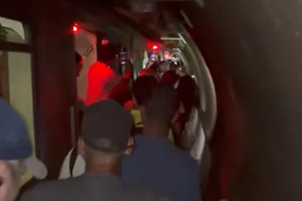 Passageiros foram obrigados a caminhar em túnel escuro do Metrô-DF