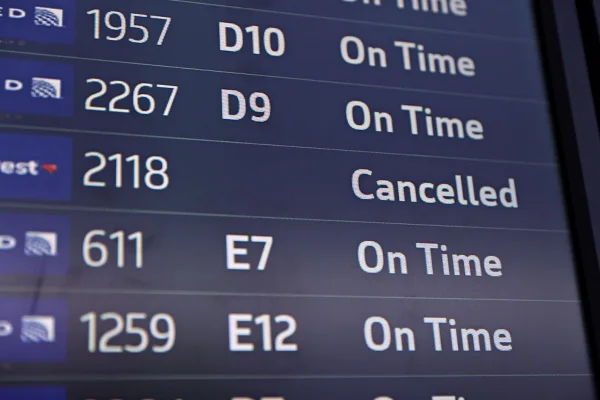 Imagem colorida de telão de aeroporto - Metrópoles