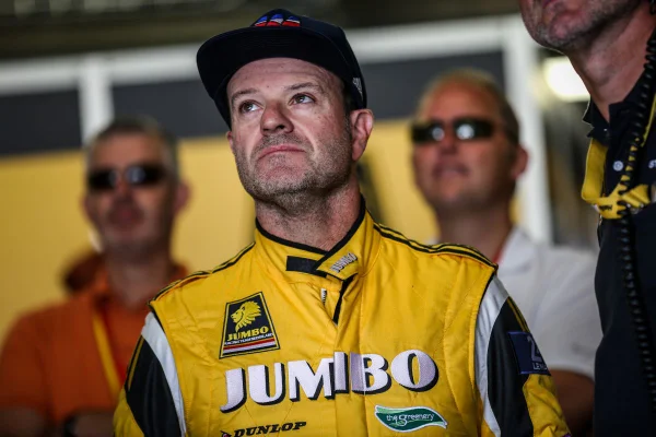 Foto colorida do piloto Rubens Barrichello - Metrópoles