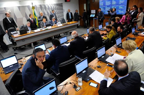 CCJ do Senado discute reforma trabalhista nesta quarta-feira (28/6)