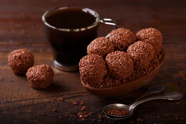Foto colorida de um brigadeiro de café - Metrópoles