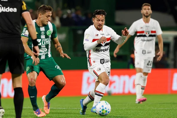 Chapecoense bate o São Paulo e vence a segunda no Brasileirão