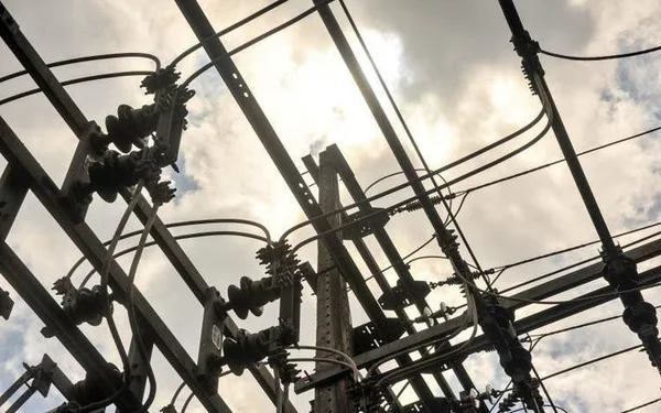 Imagem colorida de fios de energia da Enel - Metrópoles