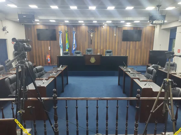 Câmara de Cabo Frio “varre” R$ 1,7 milhão para debaixo do carpete