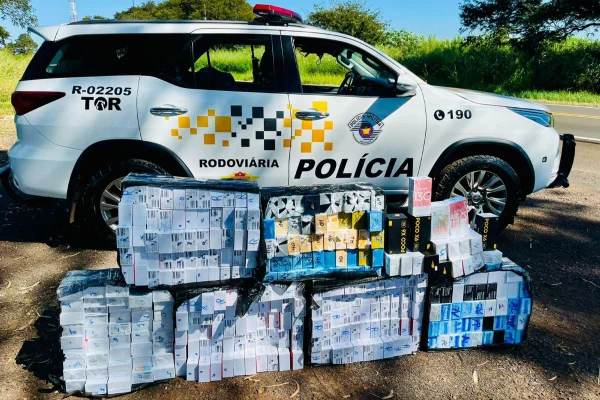 Imagem colorida mostra aparelhos celulares apreendidos em caminhão que andava por rodovia no interior de São Paulo - Metrópoles