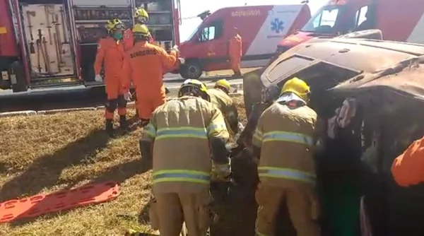 Roda se solta de carro, atinge outro veículo e provoca morte na BR-040
