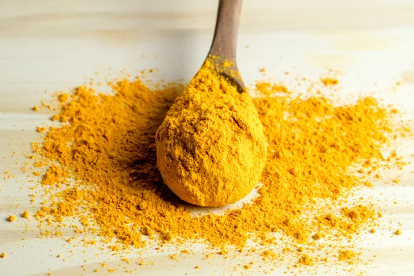 Imagem mostra uma colher de açafrão, que é um pó amarelo - Metrópoles