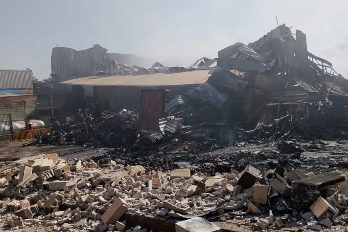 Defesa Civil aponta risco de colapso e isola galpões da Suggar após incêndio