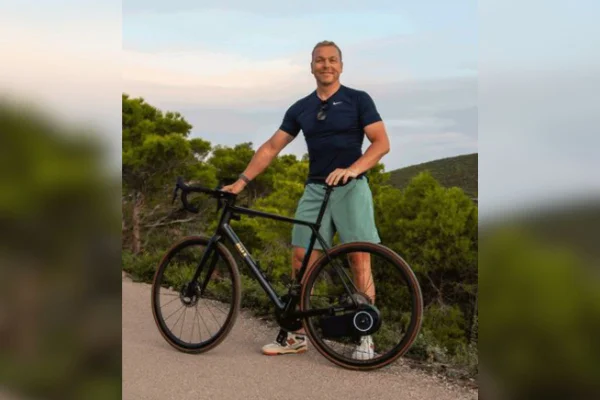 Imagem colorida de ciclista Chris Hoy - Metrópoles