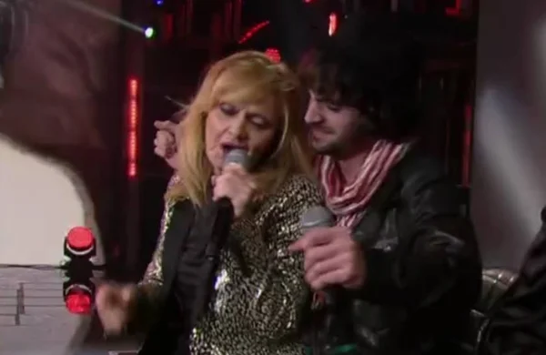Rita Pavone leva internet à loucura ao sentar no colo de Fiuk