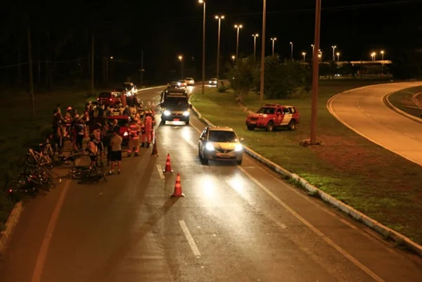 Em noite de trânsito violento, motorista atropela três ciclistas no DF