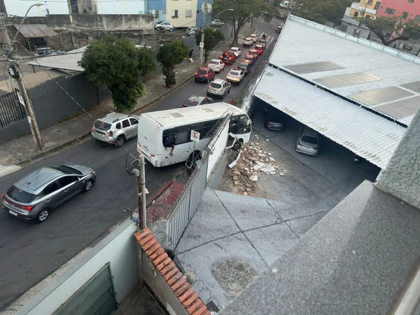 Ônibus ficou dependurado após invadir um muro no bairro Jardim América, na Região Oeste de Belo Horizonte
