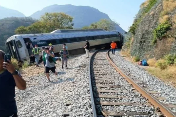 Imagem colorida de trem decarrilado - Metrópoles