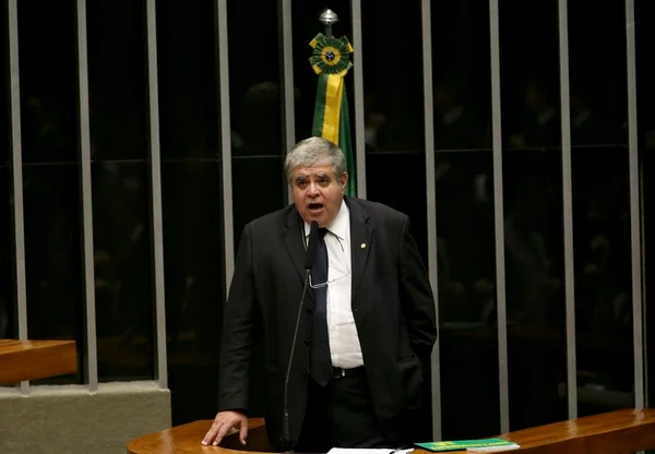 Aliado vai tentar manobra em plenário para abrandar pena de Cunha